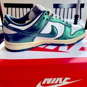 Nike Dunk Low Women’s, Pine Green & White. US Women’s size 6/ US Men’s 4.5
